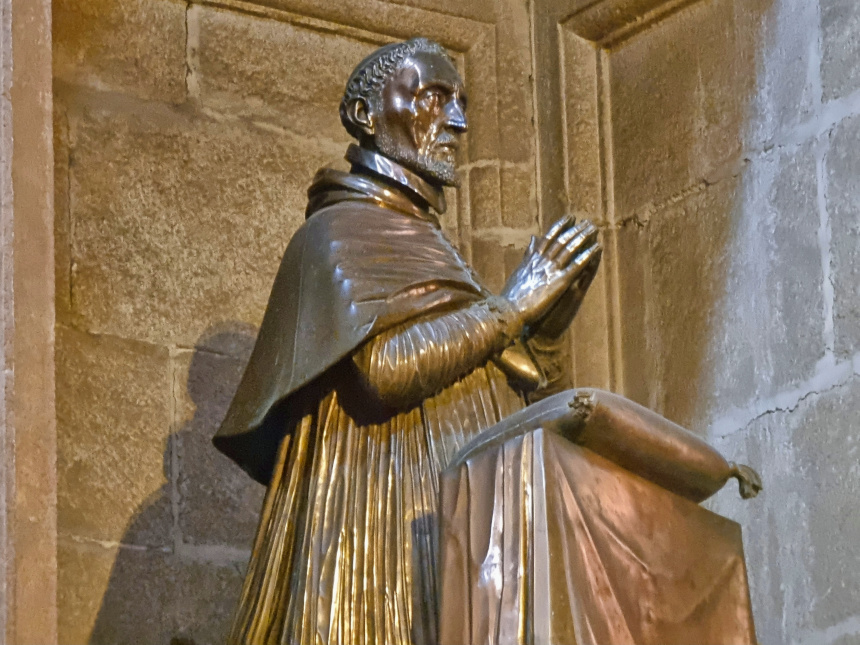 Estatua orante del Cardenal Rodrigo de Castro