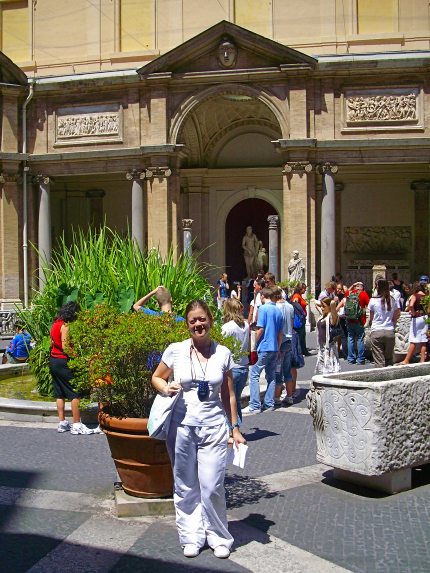 mapa y mochila en los Museos Vaticanos