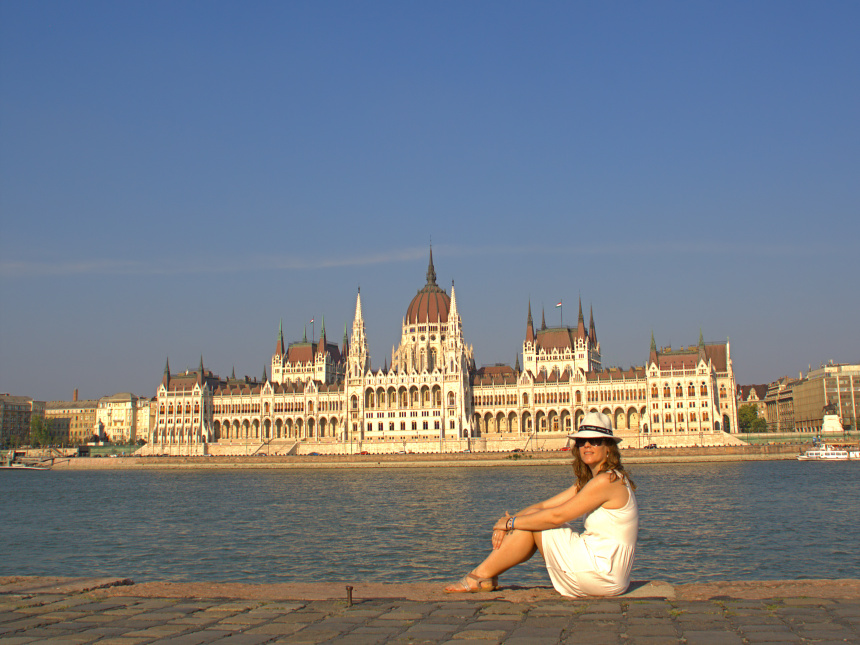 mapa y mochila en el Parlamento de Budapest