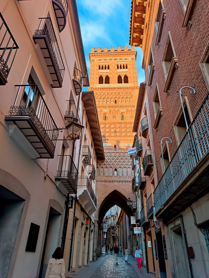 Torre de El Salvador en Teruel capital, arte mudéjar Patrimonio de la Humanidad